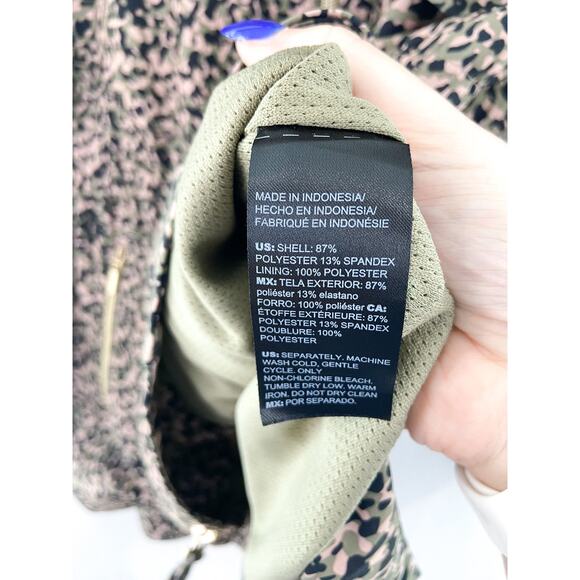 Chico's Zenergy Printed Anorak Jacket sz 12 Camo Animal Print Neema UPF - Picture 7 of 7